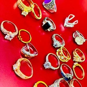 NEW 22 Pieces Fashion Jewelry Rings Lot.